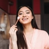 Aplikasikan Blush On dengan Alat yang Tepat