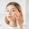 Aplikasikan Eye Primer dan Base Eyeshadow