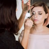 Aplikasikan Warna Eyeshadow yang Gelap