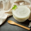 Aplikasikan Yogurt di Jari Tangan
