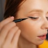 Buat Garis Eyeliner Model Cat-Eye