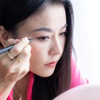 Buat Garis Eyeliner yang Tipis