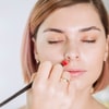 Gunakan Concealer di Batang Hidung