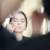 Gunakan Eyeshadow yang Warnanya Gelap