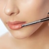 Ratakan Menggunakan Brush atau Jari