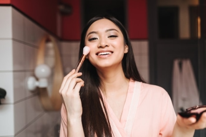 Anda Bisa Pakai Brush ataupun Beauty Blender