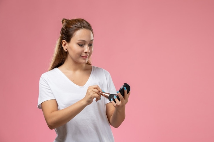 Bagaimana Cara Pakai Blush On dengan Benar?