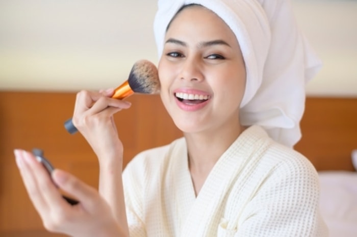 Pakai Blush On dan Samarkan Bagian Pipi yang Lebar!