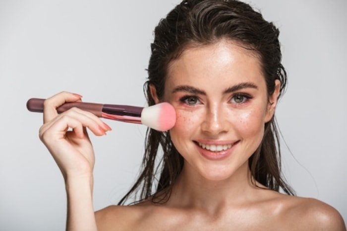 Oleskan Blush On di Area Pipi dan Pelipis