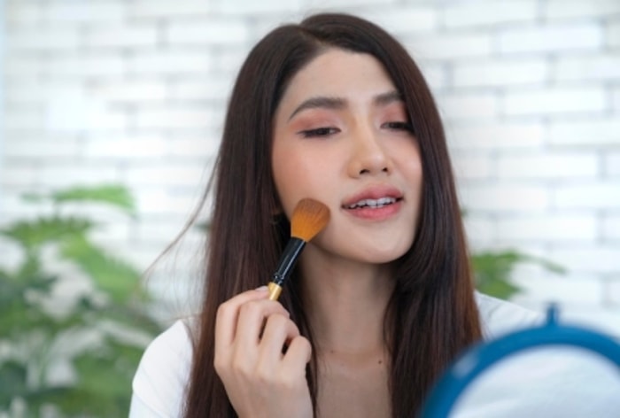Buat Wajah Anda Terlihat Lebih Pendek dengan Blush On!