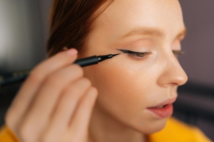 Buat Cat Eye dengan Teknik Eyeliner yang Benar!