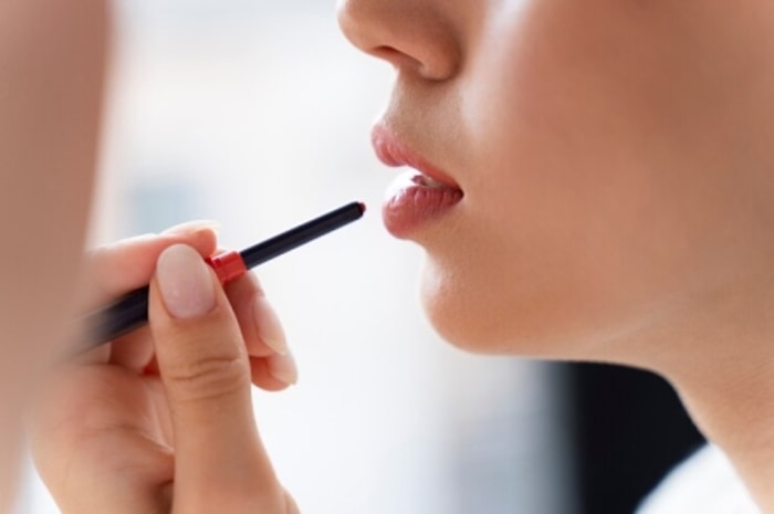 Emang Bisa Lip Balm Dicampur dengan Lipstik?