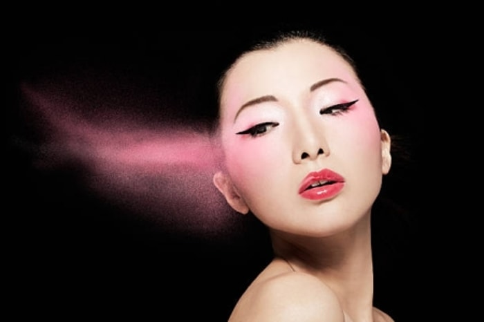 Ciptakan Winged Eyeline ala Korean Make Up Look!