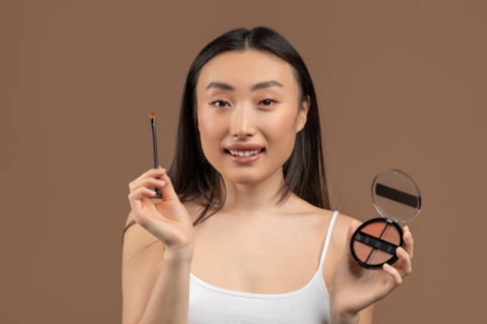 Percantik Mata dengan Eyeliner Putih!