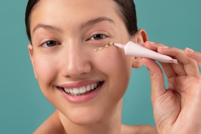 Lanjutkan dengan Memakai Concealer di Beberapa Bagian