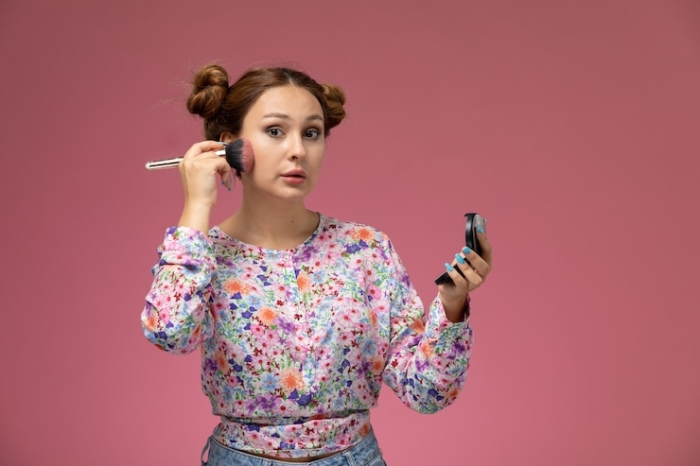 Inilah Alasan Mengapa Anda Harus Memakai Blush On!