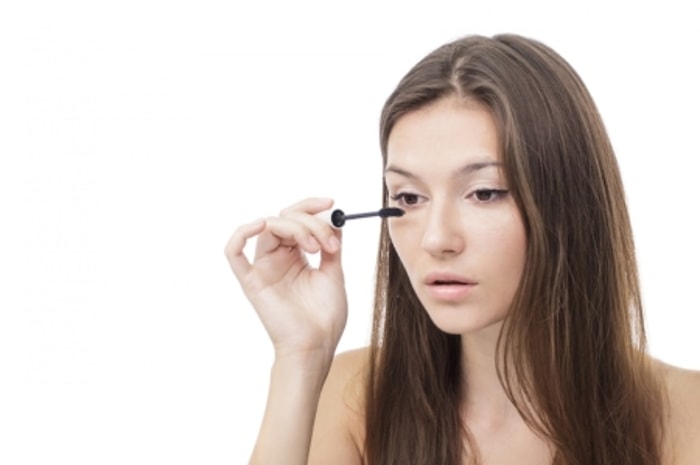 Anda Bisa Melihat Perbandingan antara Pakai Mascara atau Tidak