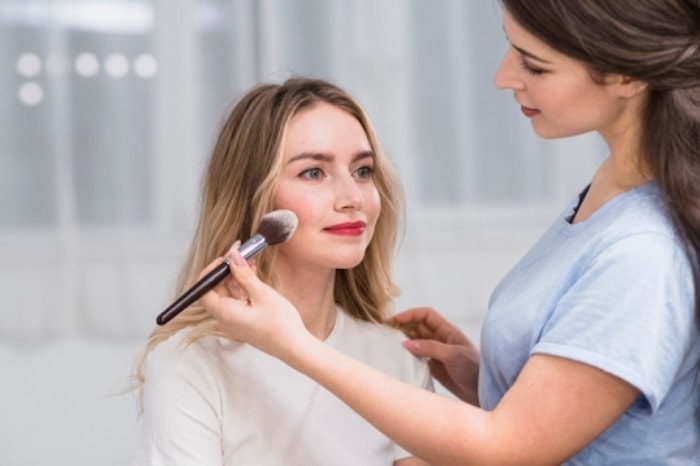 Highlight dan Tonjolkan Bagian Tulang Pipi Anda!
