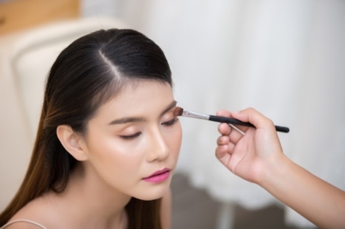 Sapukan Eyeshadow di Bagian Ujung Luar Mata!