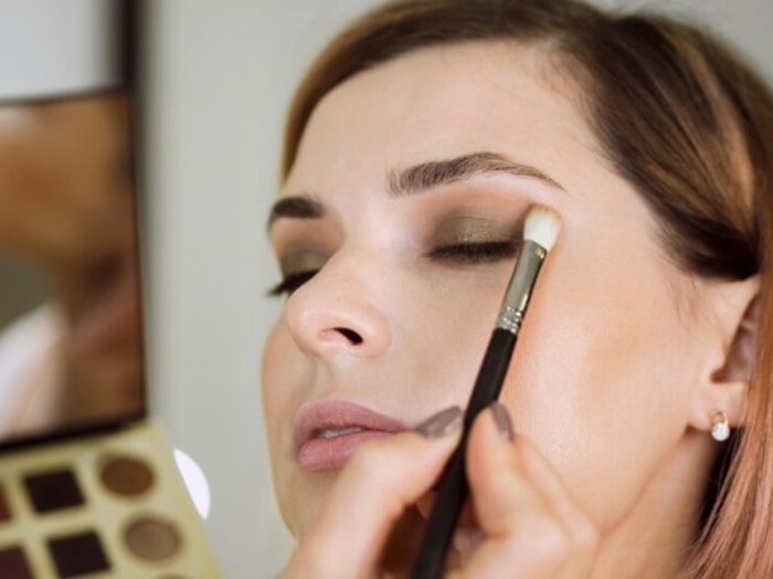 Pilih Warna Eyeshadow yang Lebih Gelap dari Sebelumnya!