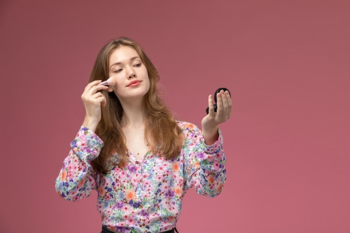 Pakai Blush On dan Buat Wajah Anda Terlihat Lebih Muda!