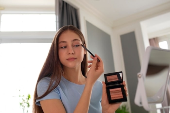 Blend Eyeshadow dengan Alat Khusus Blending