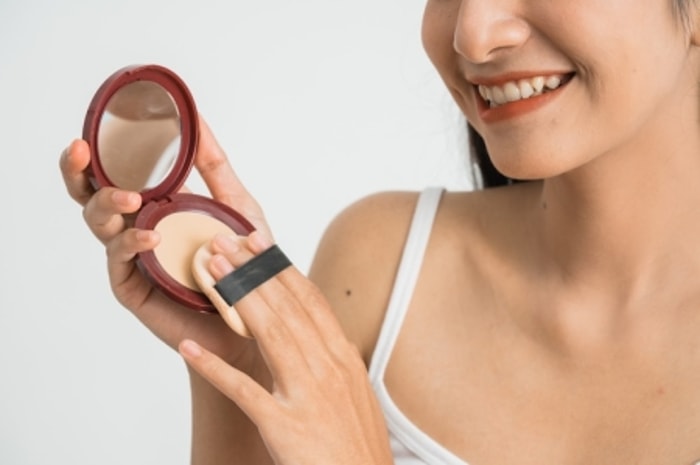 Aplikasikan Bedak dengan Benar agar Terlihat Halus!