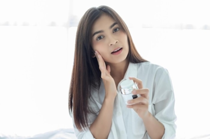 Aplikasikan Sunscreen ke Wajah dan Leher