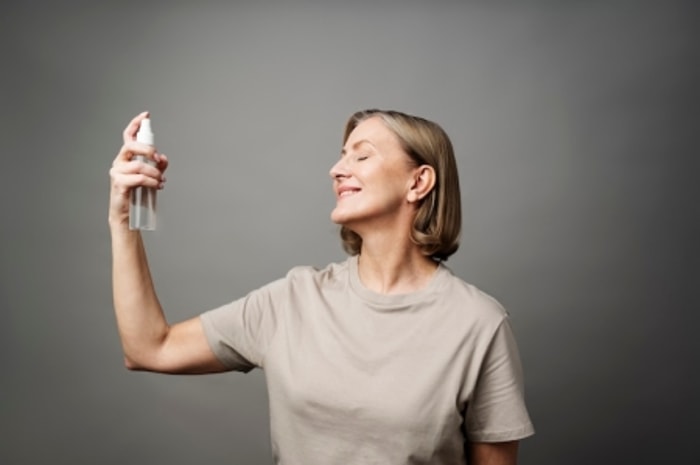 Pakai Setting Spray untuk Ngeset Bedak atau Make Up