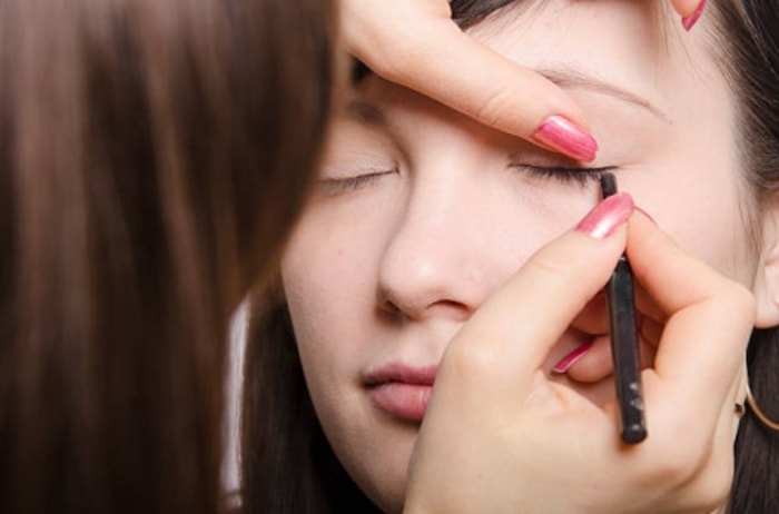 Jangan Buat Winged Eyeliner yang Terlalu Panjang!