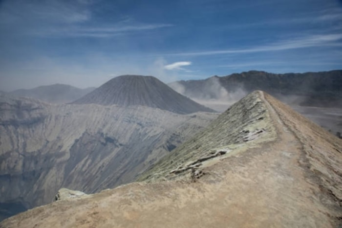 Muncak di Sini dapat Melihat Belerang Juga