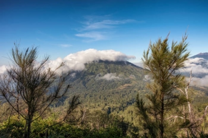 Gunung Tertinggi Keempat yang Tak Kalah Memukau