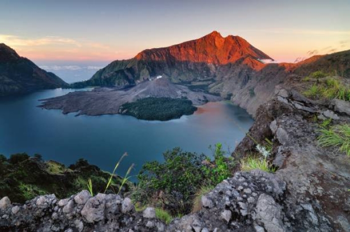 Pesona Gunung di Nusa Tenggara Barat