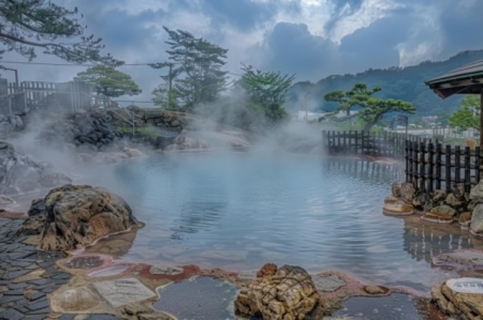 Berenang dan Berendam Air Panas dengan View Alam