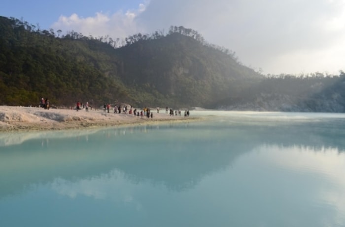 Kawah Putih Ciwidey, Glamping Lakeside Rancabali, Kebun Teh Rancabali, Petik Strawberry, dan Visit Cibaduyut